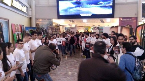 Lebanese-Armenian Protesters outside the movie theater. As the Daily Star reported, they were shouting slogans such as “Truth will triumph” and “We remember”. Image from AztagDaily
